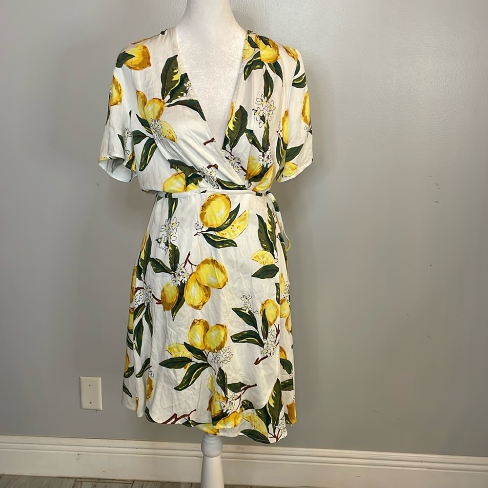 [Lulu’s] Lemon Pattern Wrap Dress - Size Medium NWT